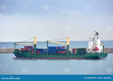 Nave Da Carico Che Esce Dal Porto Stock Image - Image of export ...