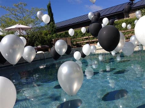 Décoration piscine avec des Ballons à l'hélium