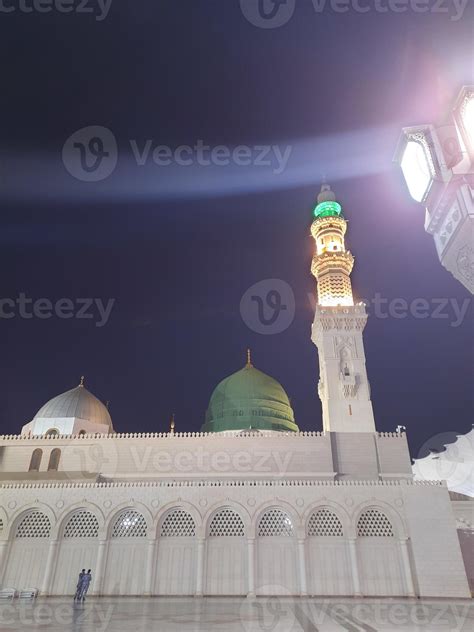 Beautiful view of Masjid al-Nabawi, Medina, Saudi Arabia in night ...