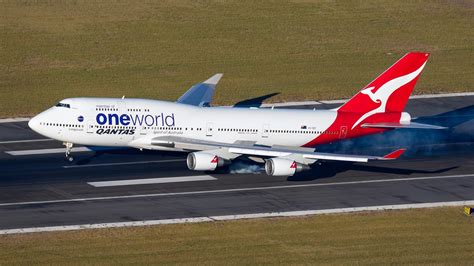Qantas Boeing 747-438 One World Livery (VH- OEF) | Boeing, Passenger jet, Boeing 747