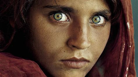 ‘Afghan Girl’ From 1985 National Geographic Cover Takes Refuge in Italy ...