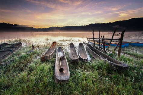 Canoes on Body of Water · Free Stock Photo