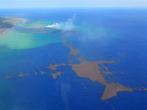 Underwater Volcanic Eruption Gives Birth to New Island - GreekReporter.com