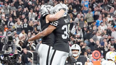 Raiders' blowout win over Chargers on 'TNF' ends with final score that ...