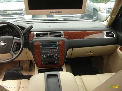 2007 Chevrolet Suburban 1500 LT 4x4 Light Cashmere/Ebony Dashboard Photo #53088560 | GTCarLot.com