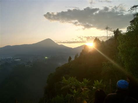 Menikmati Indahnya Sunrise Di Tebing Keraton, Bandung - Yuk Piknik