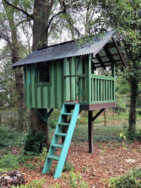 backyard tree house ideas for kids Simple Tree House, Tree House Diy, Cool Tree Houses, Tree ...