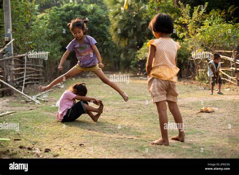 CHAMPASAK, LAOS - FEBRUARY 26 : Unidentified Children of Laos play Stock Photo: 147453252 - Alamy