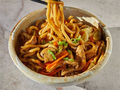 Yaki udon (Japanese stir-fried udon noodles with chicken and vegetables) | Recipe | Kitchen Stories