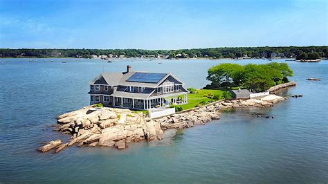 10 Waterfront Homes that Celebrate Summer