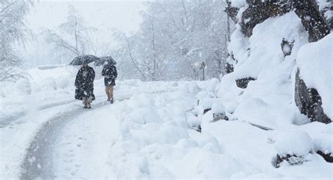 Srinagar records season's first snowfall - The Statesman