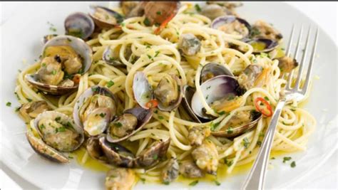 Spaghetti with clams recipe | Spaghetti alle vongole, Ricette, Ricette con molluschi