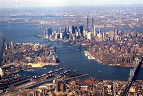 File:Aerial view of East River, Lower Manhattan, New York Harbor, 1981.jpg - Wikipedia