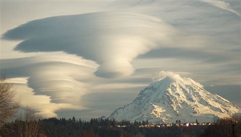 Lenticular Clouds Over Washington | photos HD