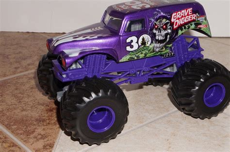 Grave Digger 30th Anniversary Purple 1/24 Scale Monster Jam Truck ...