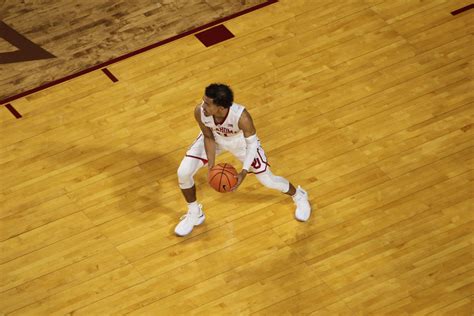 Oklahoma basketball: Watch Trae Young's behind-the-back pass to Christian James for dunk ...