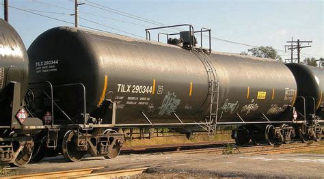 Another oil train explodes in West Virginia. Here's why this keeps ...