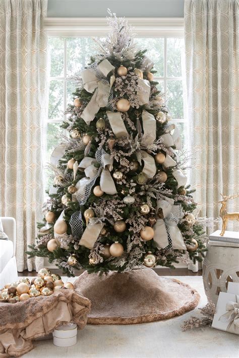 6 Ribbon Hanging Tips for Christmas Trees - bluegraygal