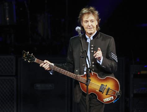 Paul McCartney gives "secret concert" at NYC's Grand Central - CBS News