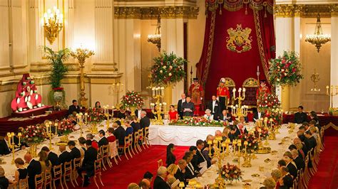 The Queen's surprising dining table rule for guests at Buckingham ...