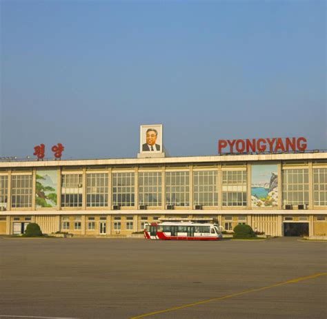 Pyongyang airport with portrait of Kim I — Postimages