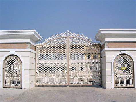 Maybe the impressive white iron gate and fence, beyond which lies Zani ...