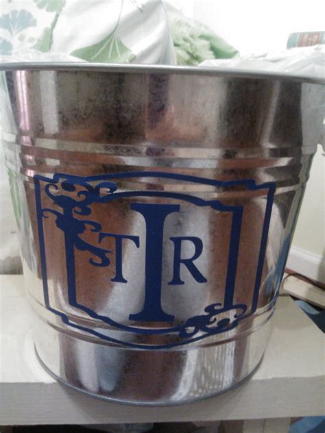 Monogrammed metal bucket, using Cricut and vinyl. | Cricut vinyl ...