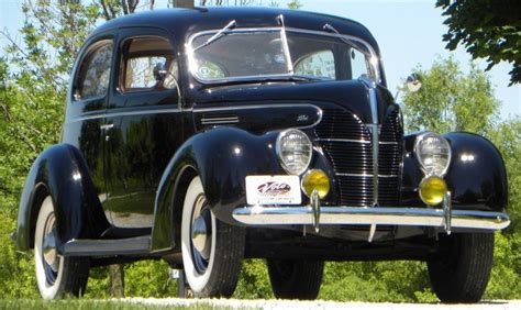 1939 Ford Deluxe Fordor Sedan | Volo Museum