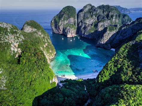 Phi Phi Islands in Thailand: beautiful beaches and The Beach of di Caprio