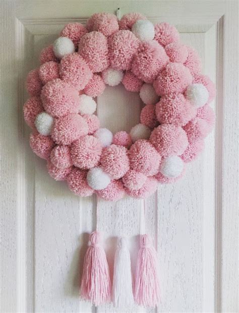 Pom pom wreath | Pom pom crafts, Christmas pom pom crafts, Pom pom wreath