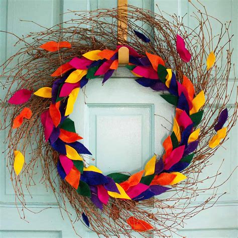 DIY felt leaf wreath tutorial from Oh So Lovely Blog – Perfect for fall