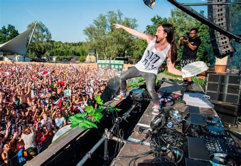 Fan ruins party after throwing cake back at Aoki & his DJ equipment ...