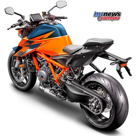 2020 KTM 1290 Super Duke R | The beast goes to the gym | MCNews