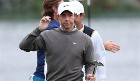 Dubai Desert Classic: Rory McIlroy roars to the top of leaderborard