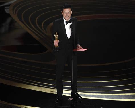 'Bohemian Rhapsody' star Rami Malek falls, but recovers, after Oscar win