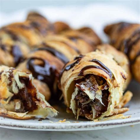 30 Minute Puff Pastry Chocolate Croissants Recipe (pain au chocolate ...