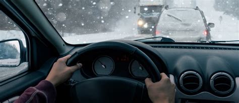 Road Safety Tips For Driving In the Snow | Zameen Blog