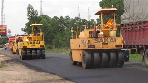 SAKAI TS200 Working Pneumatic Tire Roller Compacting Hot Mix Asphalt - YouTube