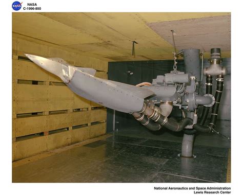 GESCHLOSSENES STOVL-MODELL FÜR VERTISCHE LÄNDUNG IN 9X15 FOOT WIND TUNNEL NASA Identifier: C ...