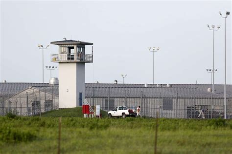 Texas prison officials to begin 1,000 inmate transfers to facilities ...