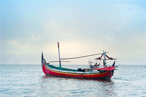 Background Perahu Nelayan Tradisional Indonesia Di Laut Foto Dan Gambar Untuk Download Gratis ...