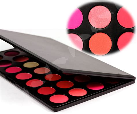 Corrector makeup: Red eyeshadow palette