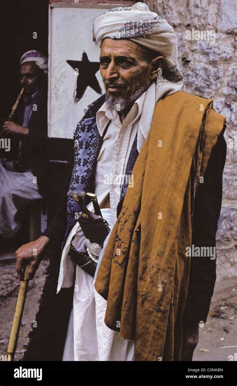 Portrait of a Yemeni man wearing a traditional keffiyeh, shoulder Stock ...