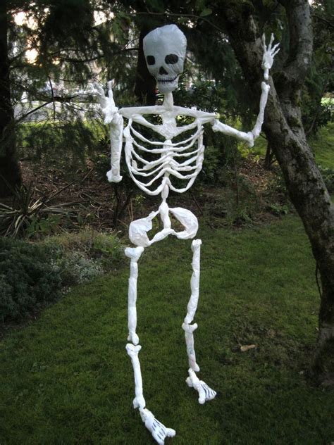 Halloween Skeleton Made of Plastic Shopping Bags. | Fantasmas de ...