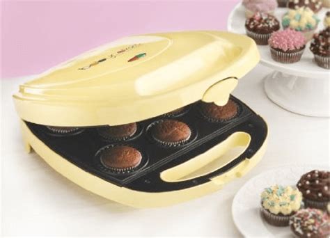 25 days of giveaways: babycakes cupcake maker - Gimme Some Oven