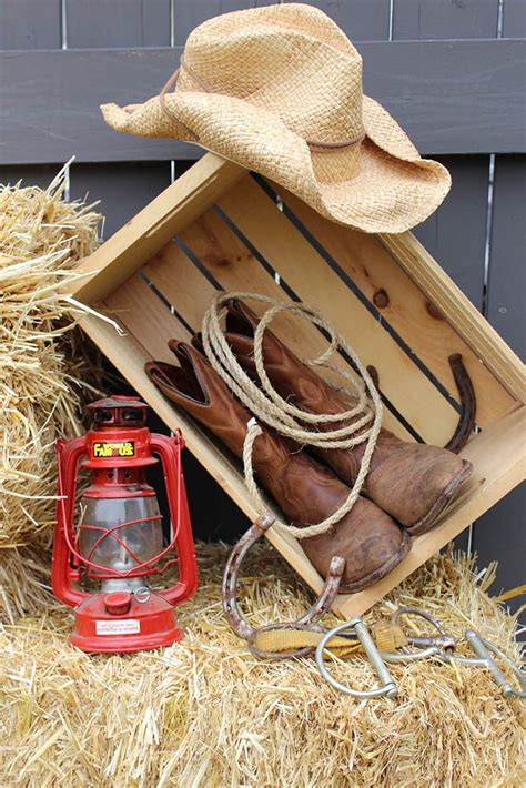 32+ Rustic Cowboy Boots And Horseshoes For Wedding Decorations Pictures | rustic-wedding