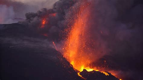 La Palma volcano: Eruption turns 'much more aggressive' as two more lava-belching cracks blow ...