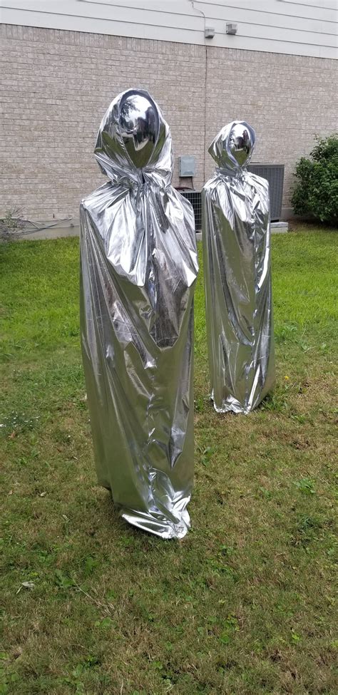 Silver Faceless Aliens – Crazy Green Thumbs | Alien halloween, Outdoor halloween, Halloween props