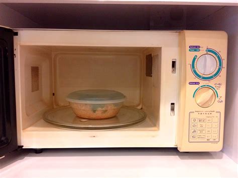 Microwave oven with a microwaveable container with food in… | Flickr