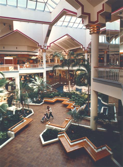 The mall in Stranger Things was not how malls in the Midwest looked in ...